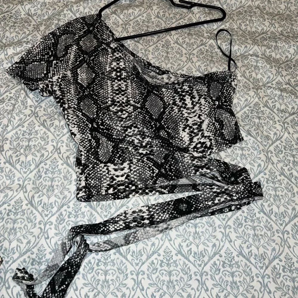 One shoulder snakeskin wrap top crop top size L
